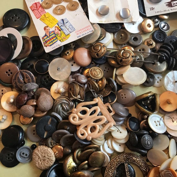 Huge Lot Of Vintage Buttons ~ Brass, Wood, Mother Of Pearl Etc. - Picture 2 of 9